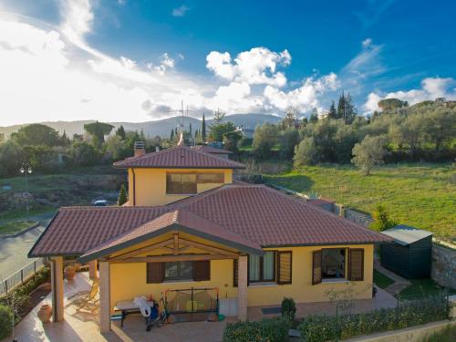 苏韦雷托Villa Serra by Interhome的红色屋顶的黄色小房子