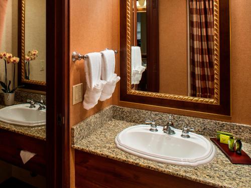 安吉利斯港Olympic Lodge by Ayres的浴室设有2个水槽和镜子