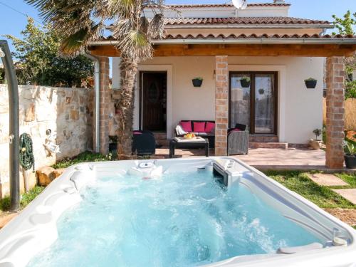 罗波里卡Holiday Home Villa Aurora by Interhome的房屋后院的热水浴池