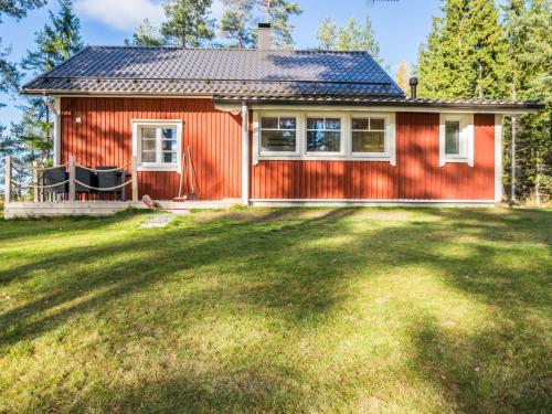 MajavesiHoliday Home Kannonniemi by Interhome的前面有大院子的红色房子