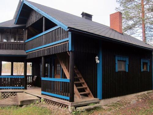 TohmajärviHoliday Home Kiviniemi by Interhome的蓝色屋顶的黑色房子