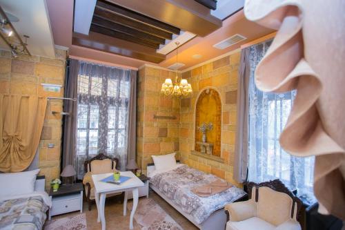 加布罗沃Guest House Marrakech的砖房内一间卧室,配有一张床