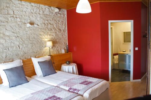 Ray-sur-Saône乐提耶德赫住宿加早餐旅馆的一间卧室设有一张床和红色的墙壁