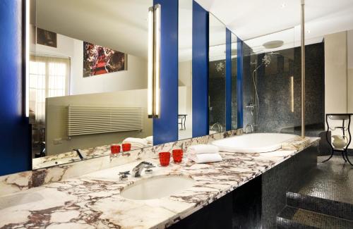 Leone Blu Suites | UNA Esperienze的一间浴室