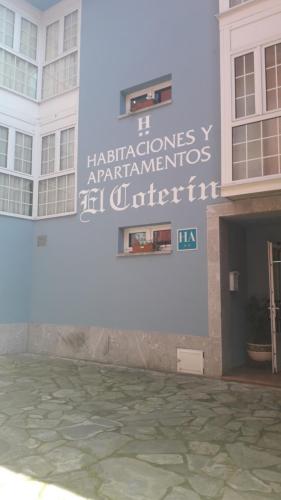 阿里纳斯·德·卡伯瑞勒斯Hotel El Coterin Apartamentos y Habitaciones的建筑的侧面有标志
