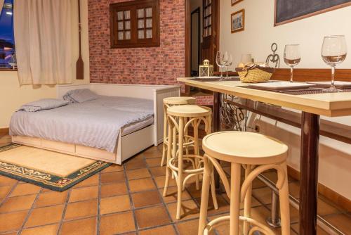 格罗韦A Escalinata Apartamento-Loft的一间卧室配有一张床,厨房配有柜台