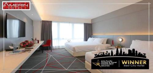 新山Amerin Hotel Johor Bahru的酒店客房,配有床和电视