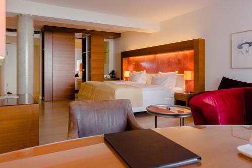 巴登-巴登水西城安东特尔蒙酒店的酒店客房设有一张大床和一张桌子。