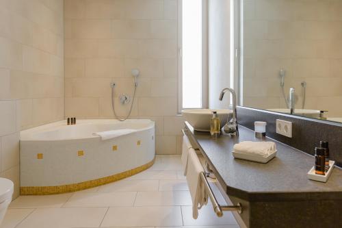 水西城安东特尔蒙酒店的一间浴室