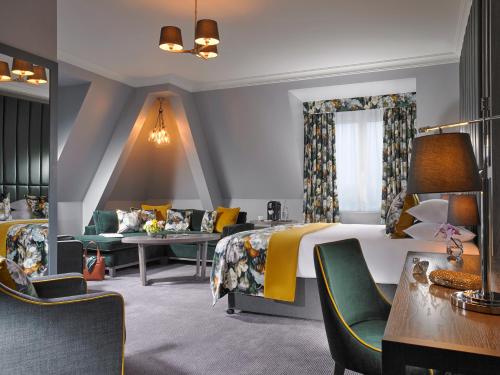 科克卡里加林科特酒店及休闲中心的酒店客房带两张床和一张桌子以及椅子。