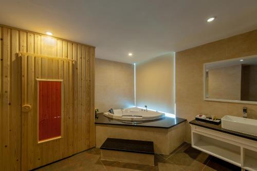 芽庄芒青大酒店的一间浴室