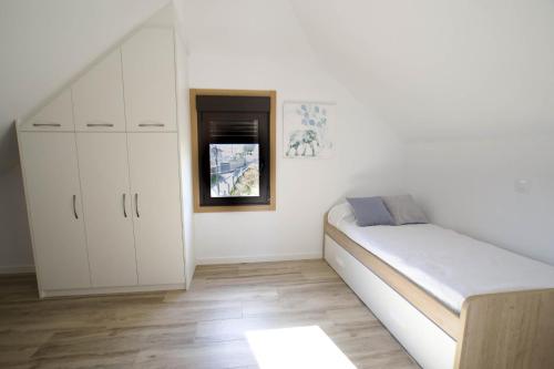 维拉波Casa A Rotea的白色的卧室设有床和窗户