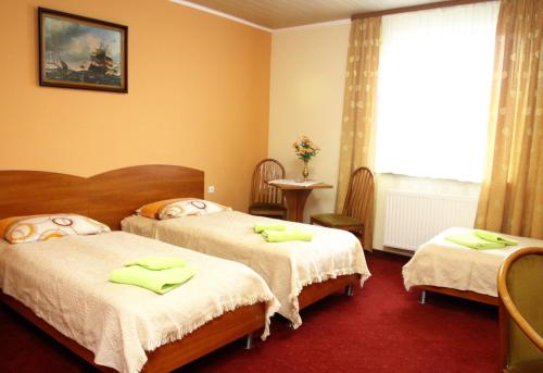 热平Park Hotel的一间卧室配有两张床和绿毛巾。