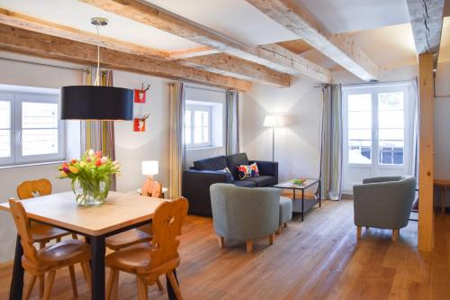 史毕辛吉Spitzing Lodge Ferienwohnungen - Wanderparadies in den Bergen的客厅配有桌椅和沙发