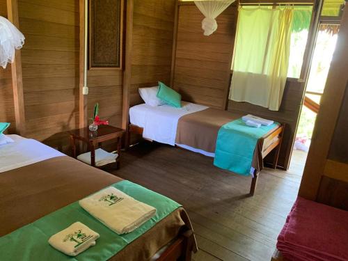 马尔多纳多港Estancia Bello Horizonte的一间卧室设有两张绿色和棕色的床