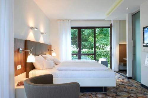 埃森敏特洛普斯布尔加腾多夫乡村酒店的酒店客房设有两张床和窗户。