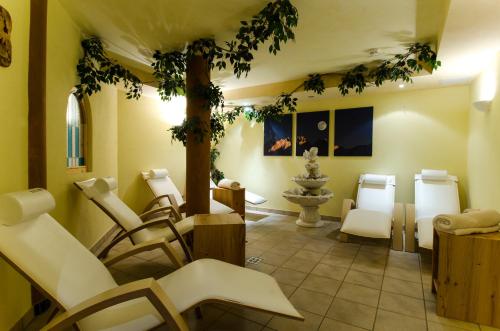 伊施格尔塔纳霍夫酒店的一个带椅子和一棵树的沙龙