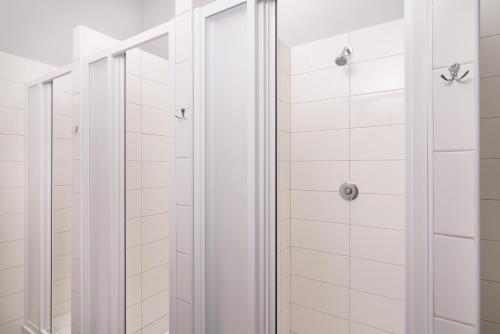 布拉格Best Spot Hostel的浴室设有白色瓷砖淋浴。