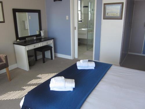 斯瓦科普蒙德防波堤畔公寓的酒店客房,配有带毛巾的床