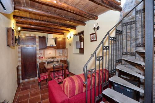 布罗洛Al Castello的一间带红色椅子和楼梯的客厅
