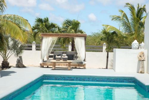 Villa Hakuna Matata Bonaire - Pool & Sea View内部或周边的泳池