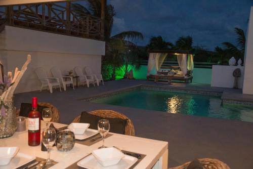 Villa Hakuna Matata Bonaire - Pool & Sea View内部或周边的泳池
