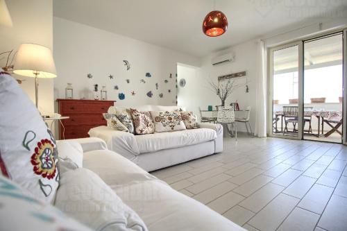 莱乌卡Starfish Apt的客厅配有白色的沙发和桌子