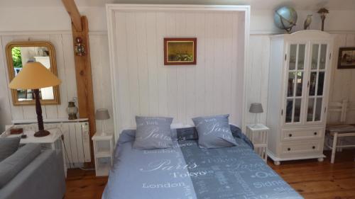勒阿弗尔l'océane的一间卧室配有蓝色的床和沙发