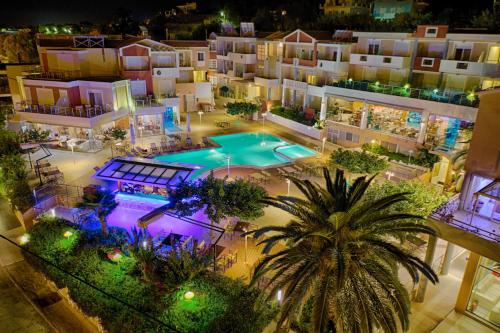 米蒂利尼鸡血石酒店 的享有酒店空中景色,晚上设有游泳池