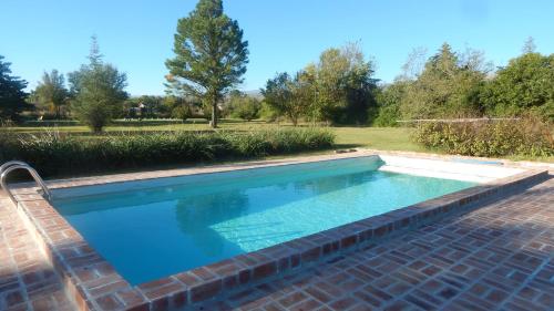 诺诺Posada Buen Camino的庭院里的一个蓝色海水游泳池