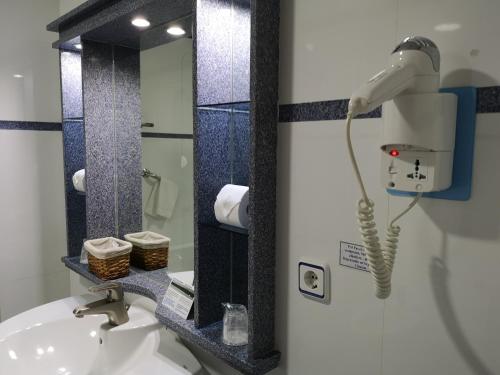 阿兰扎达萨马酒店的一间带水槽和镜子的浴室