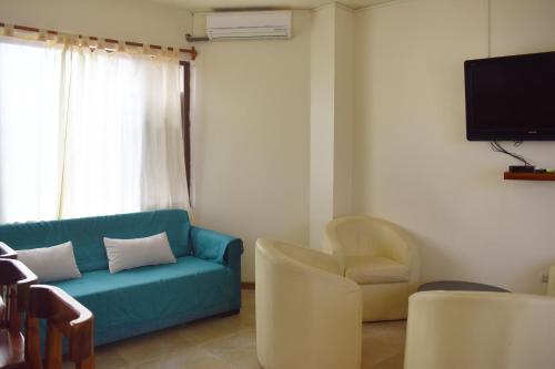 比亚米尔港Apartments Center GSV的客厅配有蓝色的沙发和椅子
