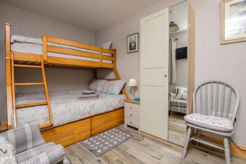利斯本Annslea的一间卧室配有两张双层床和椅子