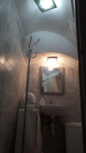 圣埃拉莫因科莱Casa Vacanza Mary的一间带水槽和镜子的浴室