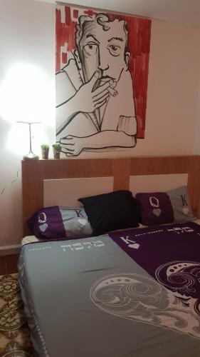 里雄莱锡安Liraz suits的一间卧室配有一张壁画床