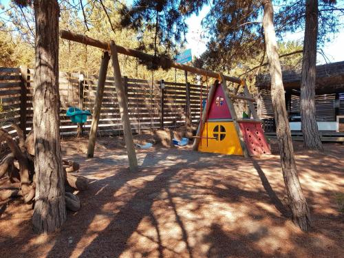 皮奇勒姆Cabañas Punta de Lobos的庭院内带秋千的游乐场