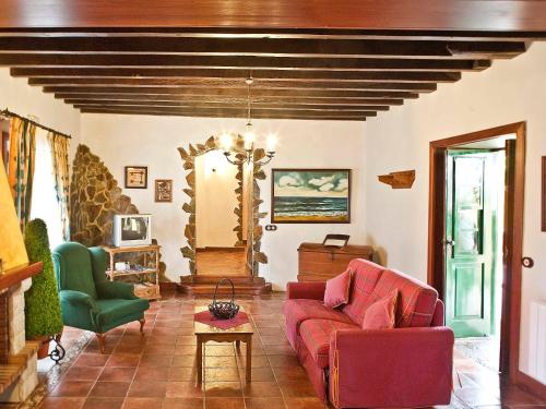 拉奥罗塔瓦Holiday Home Camino La Candelaria-2 by Interhome的客厅配有红色沙发和绿色椅子