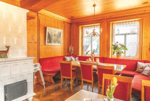 SohlandPrinz-Friedrich-August Baude的一间带桌子和红色椅子的用餐室