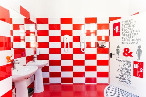 锡比乌B13旅舍的浴室设有红色和白色的格子墙