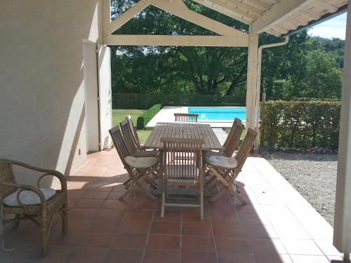 Saint-Pantaléon圣潘塔莱翁拉佩瑞尔度假屋的一个带桌椅的庭院和一个游泳池