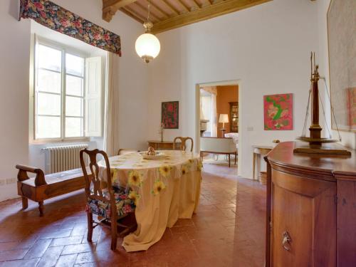 圣吉米纳诺Apartment San Girolamo by Interhome的一间用餐室,在房间内配有桌椅