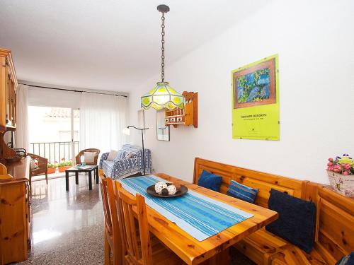 滨海圣波尔Apartment Sant Pol by Interhome的一间带木桌和椅子的用餐室