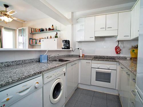 维拉福林Apartment DMS IV-1 by Interhome的白色的厨房配有水槽和洗碗机
