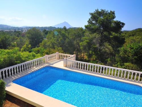 巴尔孔德马尔Holiday Home Balcon al Mar by Interhome的游泳池周围设有白色的扶手
