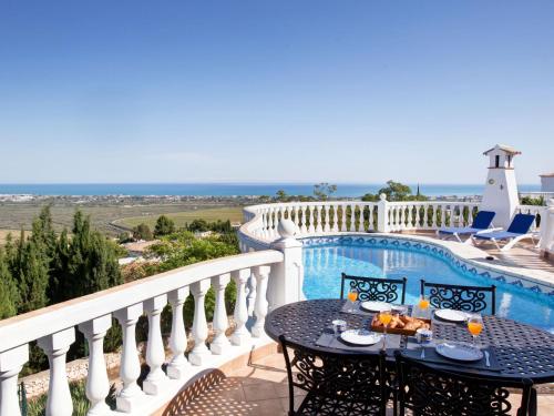 蒙特佩戈Villa Ma-Nita by Interhome的一个带桌椅的阳台和一个游泳池