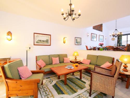 锡蒂奥卡拉翁达马拉加切洛米哈斯科斯塔别墅的客厅配有沙发、椅子和桌子