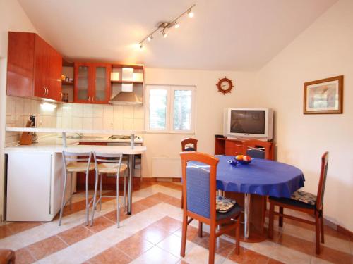 罗加克Holiday Home Ratimir by Interhome的厨房以及带桌椅的用餐室。
