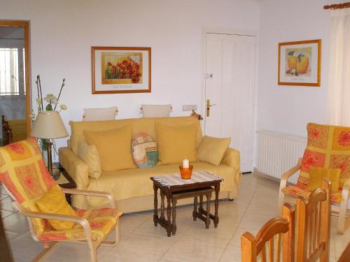 德尼亚Holiday Home Vicente by Interhome的客厅配有黄色的沙发和椅子