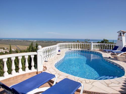 蒙特佩戈Villa Ma-Nita by Interhome的阳台的游泳池,配有两把椅子