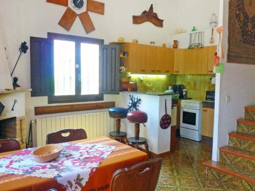 安波拉Holiday Home Marinada by Interhome的厨房配有桌子和白色冰箱。